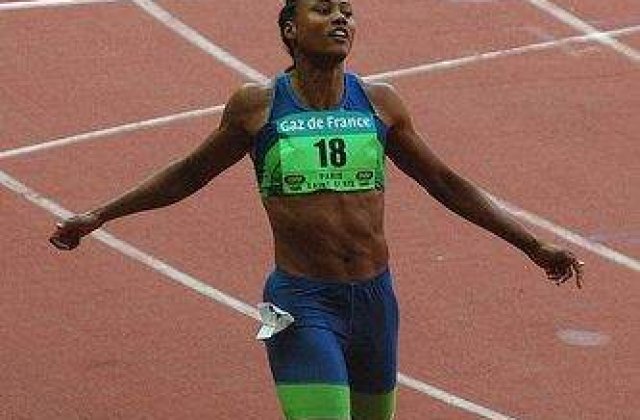 Atleta Marion Jones a pus ochii pe baschet
