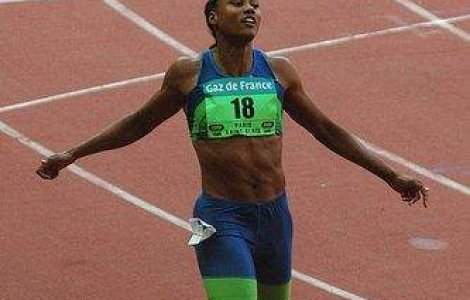 Atleta Marion Jones a pus ochii pe baschet