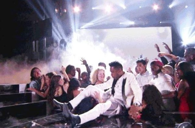 [VIDEO] De ce nu este bine sa stai in fata scenei la concerte