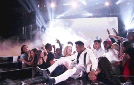 De ce nu este bine sa stai in fata scenei la concerte