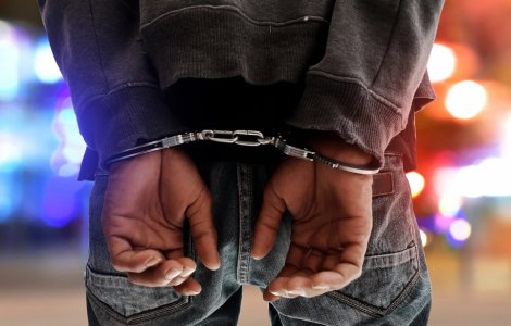 Doi bărbați au făcut trafic cu droguri pentru a finanța un „război rasist”. Aceștia au fost eliberați condiționat de judecător