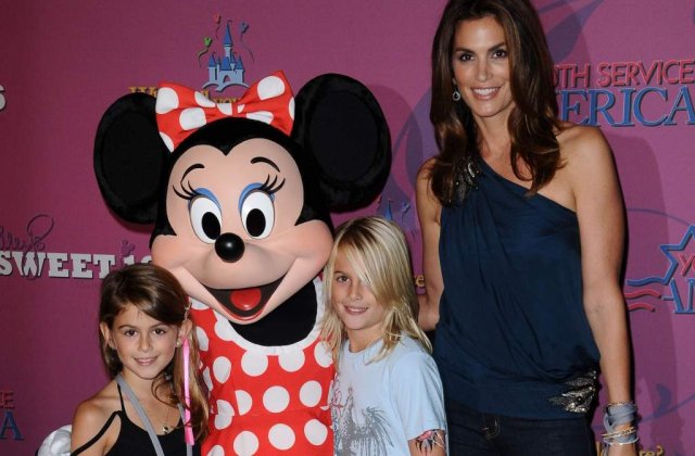 Cindy Crawford: "Sunt frumoasa de la botox"