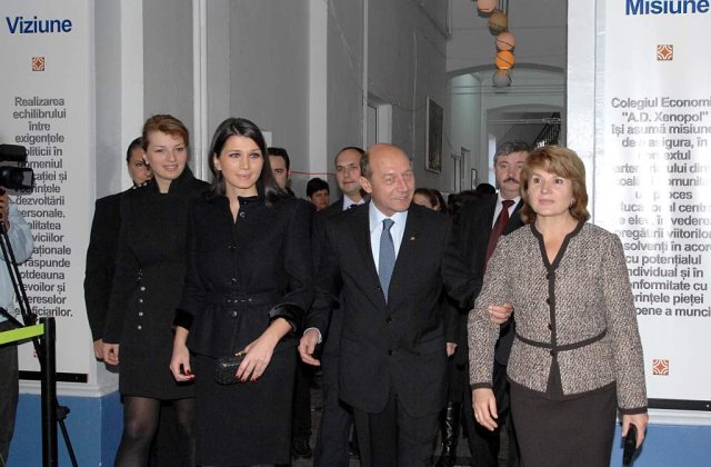 Maria Basescu sare in apararea sotului: Traian nu le-a batut pe fete!