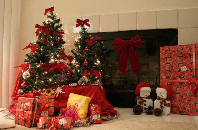 Criza "musca" din traditii: Jumatate dintre romani vor renunta la bradul de Craciun