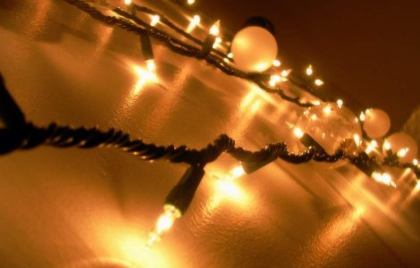 Ghirlandele luminoase de Craciun, riscante pentru siguranta locuintei