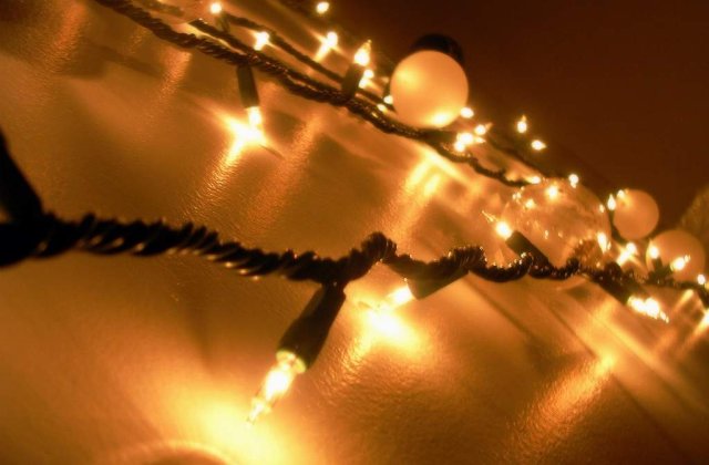 Ghirlandele luminoase de Craciun, riscante pentru siguranta locuintei