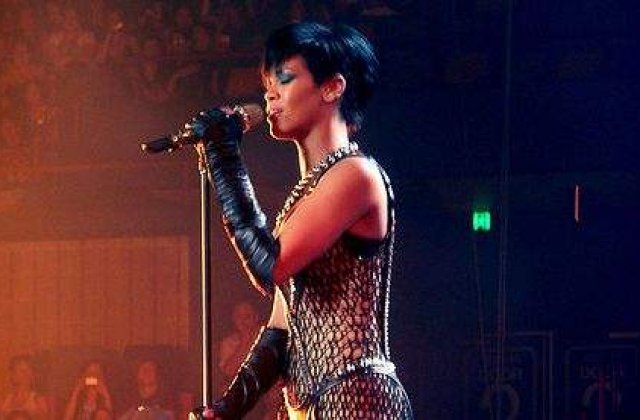 Rihanna, parada nud pentru angajati