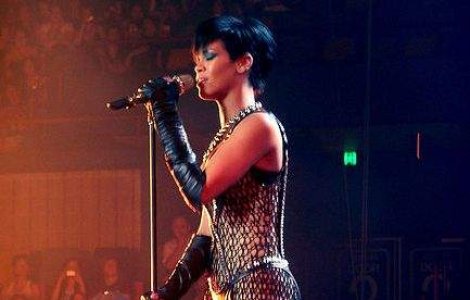 Rihanna, parada nud pentru angajati