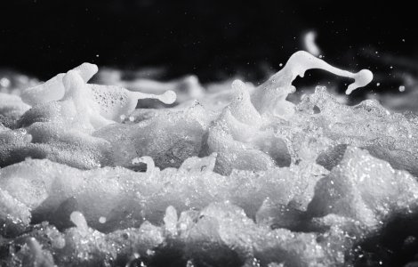 Spumă de peste un metru pe plaja din Australia