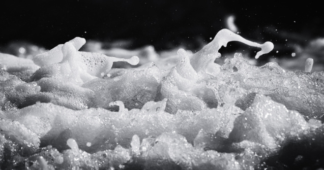 Imagini incredibile: Spumă de peste un metru pe plaja din Australia