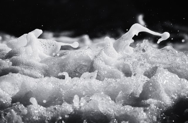 Imagini incredibile: Spumă de peste un metru pe plaja din Australia