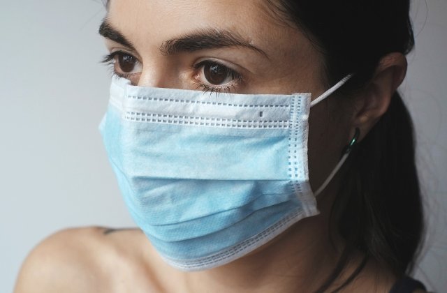 OMS: Persoanele vaccinate trebuie să poarte &icirc;n continuare masca de protecție