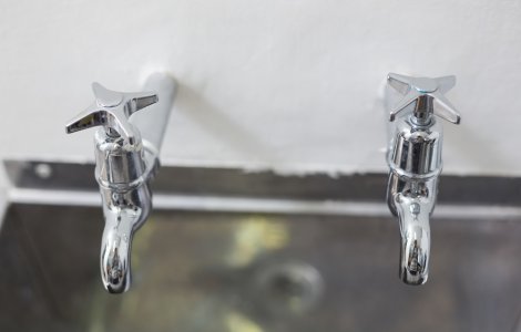  Top  3 motive pentru care chiuvetele din Marea Britanie au două robinete