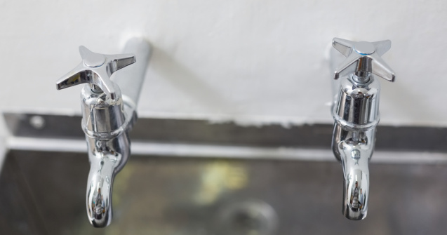  Top  3 motive pentru care chiuvetele din Marea Britanie au două robinete
