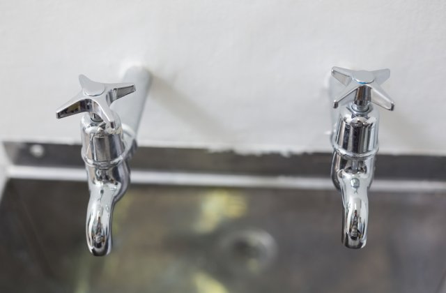 3 motive pentru care chiuvetele din Marea Britanie au două robinete