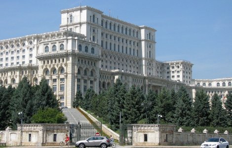 Deputat USR, cere demolarea zidului din jurul clădirii Palatului Parlamentului