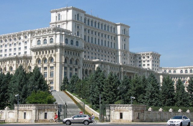 Deputat USR, cere demolarea zidului din jurul clădirii Palatului Parlamentului