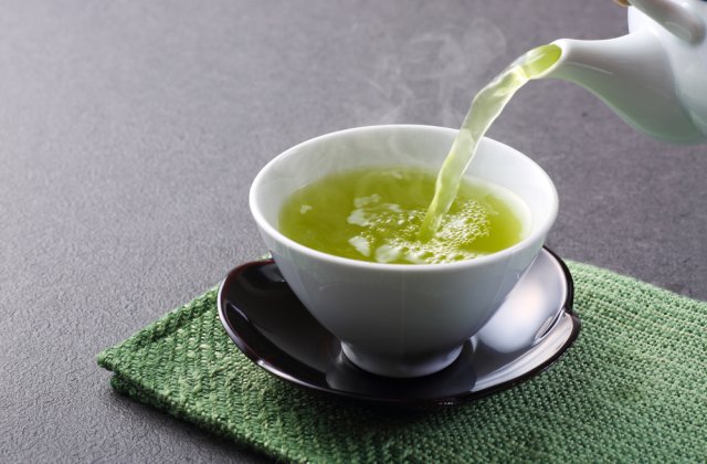 Începe altfel dimineața: 4 beneficii ale consumului de ceai verde
