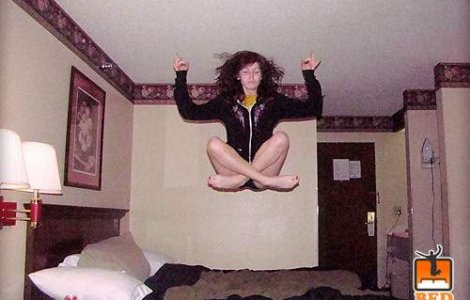 Ultimul racnet virtual: Posteaza poze cu tine sarind in pat!