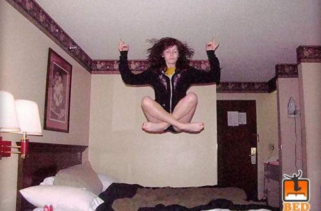 Ultimul racnet virtual: Posteaza poze cu tine sarind in pat!