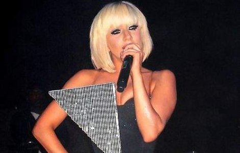 Lady GaGa: "Cand ma imbrac, imi vin toate simptomele unei femei gravide"