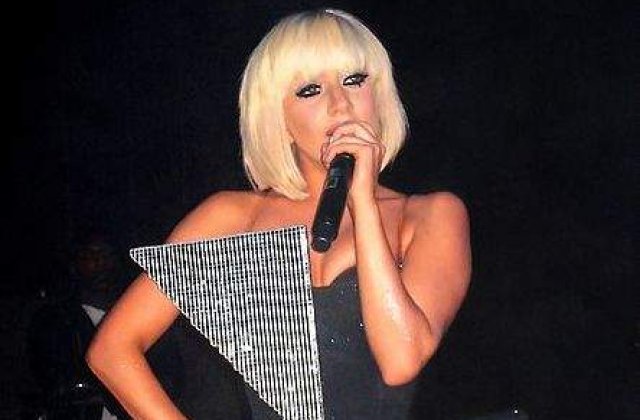 Lady GaGa: "Cand ma imbrac, imi vin toate simptomele unei femei gravide"