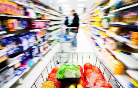 Marii retaileri ajung la sate