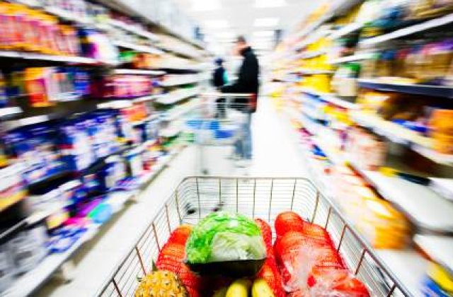 Marii retaileri ajung la sate