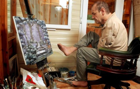 Nascut fara maini, picteaza cu piciorul