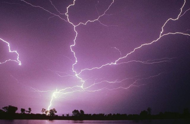 Bilantul furtunilor de joi: 29 de localitati au fost afectate