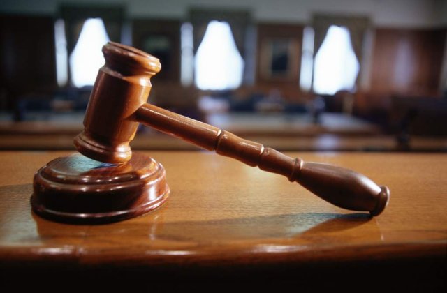 Doi cetateni arabi suspectati de terorism, expulzati din Romania