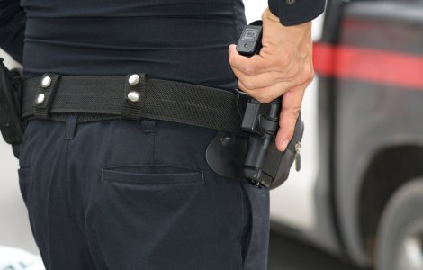 Bărbat împușcat de polițiști după o urmărire în trafic