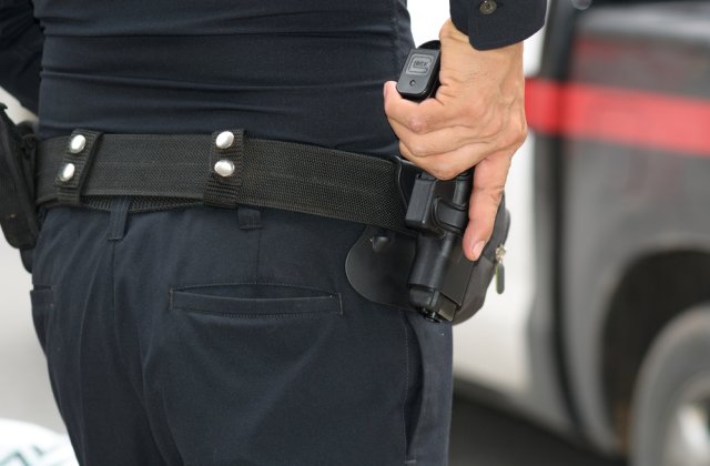 Bărbat împușcat de polițiști după o urmărire în trafic