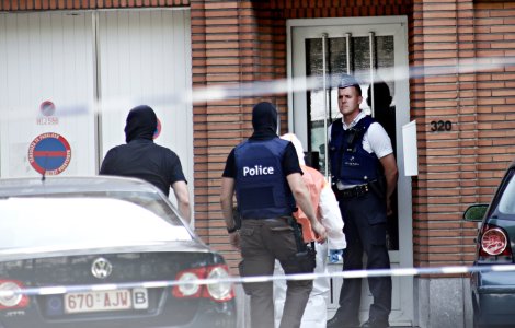 Articole pirotehnice și plante de canabis descoperite în locuința unui tânăr