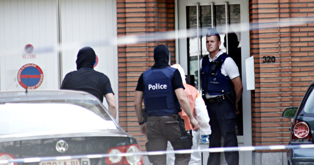 Articole pirotehnice și plante de canabis descoperite în locuința unui tânăr