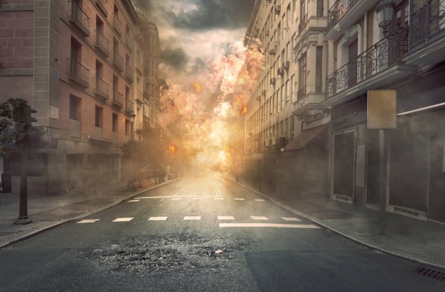 VIDEO: Explozie &icirc;ntr-o locuință din Arad. Un bărbat a fost rănit, iar două mașini au fost avariate