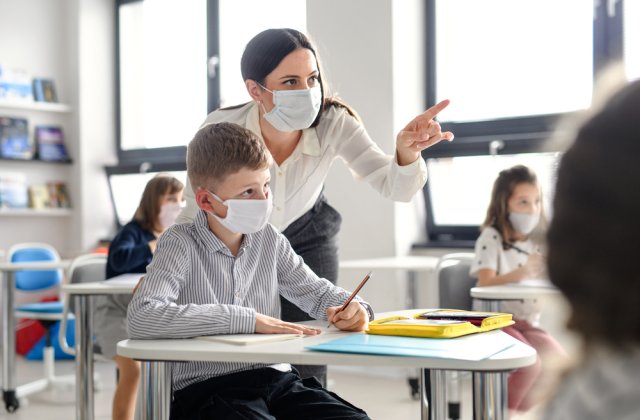 C&acirc;nd se vor putea &icirc;ntoarce elevii la școală, &icirc;n sălile de clasă? Anunțul unui medic militar