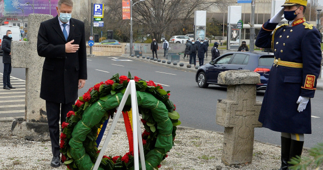 VIDEO Președintele Iohannis, huiduit de un protestatar în Piața Universității
