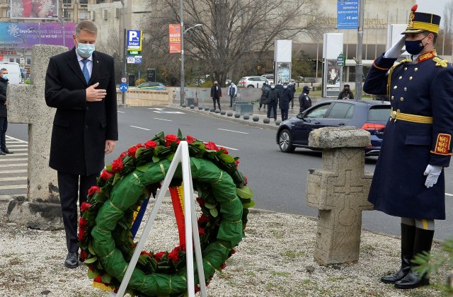 VIDEO Președintele Iohannis, huiduit de un protestatar în Piața Universității
