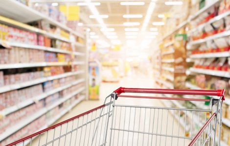 Tănără de 18 ani, bătută cu bestialitate de agenţii de pază ai unui hipermarket