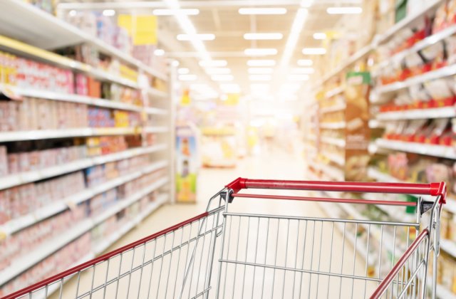 Tănără de 18 ani, de etnie romă, bătută cu bestialitate de agenţii de pază ai unui hipermarket din Brașov