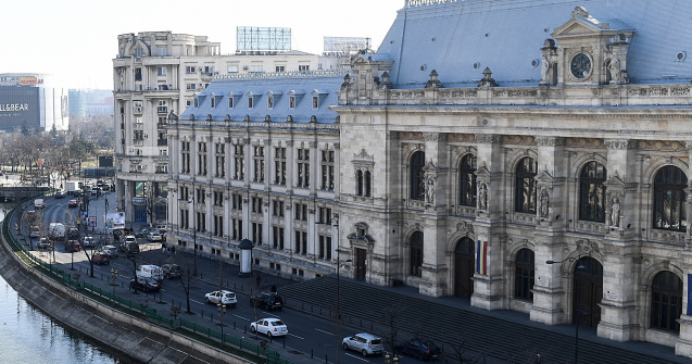 Zeci de avocaţi au organizat un protest în fața Palatului de Justiție