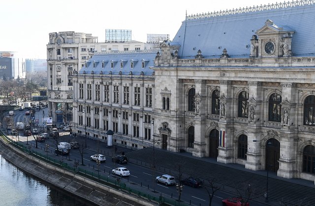 Zeci de avocaţi au organizat un protest în fața Palatului de Justiție, după condamnarea lui Robert Roșu