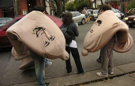 100 de tineri au intrat intr-un prezervativ urias