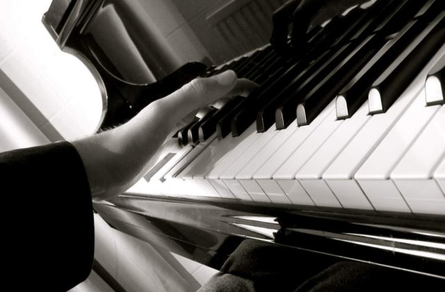 Un cunoscut pianist francez, implicat intr-un scandal pornografic