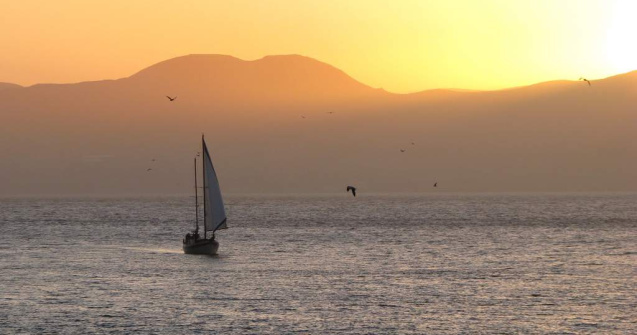 Piratii somalezi care au capturat vasul grec cu un roman la bord ameninta