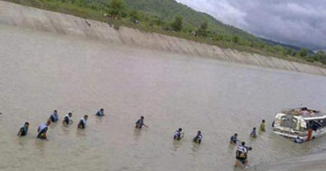 Cel putin 19 morti in India, dupa ce un autobuz a cazut intr-un canal