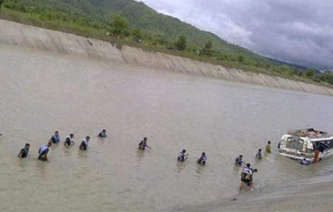 Cel putin 19 morti in India, dupa ce un autobuz a cazut intr-un canal