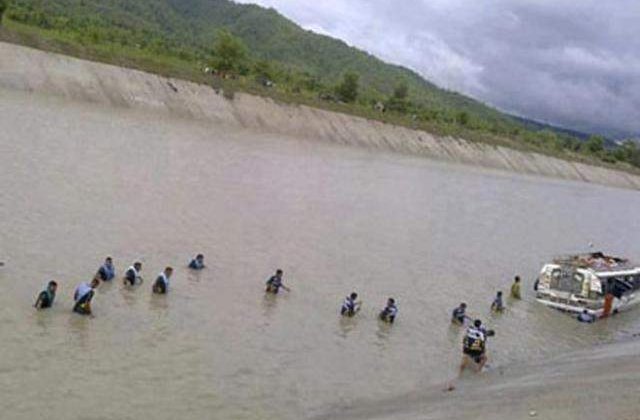 Cel putin 19 morti in India, dupa ce un autobuz a cazut intr-un canal