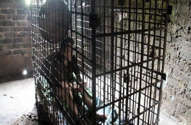 Un chinez bolnav mintal, inchis de 11 ani intr-o cusca de propria familie